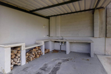 En pleno valle de Ulzama, entre Guerendiain y Eltso, a un paso del Club de Golf Ulzama y próximo al bosque de Orgi, encontramos esta casa, recién reformada, con parcela con instalación para piscina y un frontón único.

En la planta baja, el hall que nos adentra en un majestuoso salón-comedor con chimenea, madera laminada en suelos, paredes y techos, la cocina con despensa, lavandería y un aseo. En la zona de noche, dos habitaciones en suite con baño respectivamente y una de ellas con vestidor y otras dos habitaciones con un baño. 

En la primera planta, amplio salón-comedor con dos terrazas con vistas panorámicas  y chimenea.

Más información en info@dninmo.com