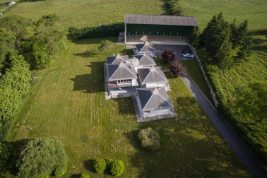 En pleno valle de Ulzama, entre Guerendiain y Eltso, a un paso del Club de Golf Ulzama y próximo al bosque de Orgi, encontramos esta casa, recién reformada, con parcela con instalación para piscina y un frontón único.

En la planta baja, el hall que nos adentra en un majestuoso salón-comedor con chimenea, madera laminada en suelos, paredes y techos, la cocina con despensa, lavandería y un aseo. En la zona de noche, dos habitaciones en suite con baño respectivamente y una de ellas con vestidor y otras dos habitaciones con un baño. 

En la primera planta, amplio salón-comedor con dos terrazas con vistas panorámicas  y chimenea.

Más información en info@dninmo.com