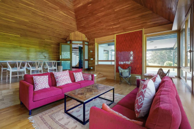 En pleno valle de Ulzama, entre Guerendiain y Eltso, a un paso del Club de Golf Ulzama y próximo al bosque de Orgi, encontramos esta casa, recién reformada, con parcela con instalación para piscina y un frontón único.

En la planta baja, el hall que nos adentra en un majestuoso salón-comedor con chimenea, madera laminada en suelos, paredes y techos, la cocina con despensa, lavandería y un aseo. En la zona de noche, dos habitaciones en suite con baño respectivamente y una de ellas con vestidor y otras dos habitaciones con un baño. 

En la primera planta, amplio salón-comedor con dos terrazas con vistas panorámicas  y chimenea.

Más información en info@dninmo.com