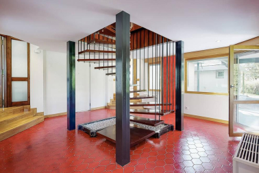 En pleno valle de Ulzama, entre Guerendiain y Eltso, a un paso del Club de Golf Ulzama y próximo al bosque de Orgi, encontramos esta casa, recién reformada, con parcela con instalación para piscina y un frontón único.

En la planta baja, el hall que nos adentra en un majestuoso salón-comedor con chimenea, madera laminada en suelos, paredes y techos, la cocina con despensa, lavandería y un aseo. En la zona de noche, dos habitaciones en suite con baño respectivamente y una de ellas con vestidor y otras dos habitaciones con un baño. 

En la primera planta, amplio salón-comedor con dos terrazas con vistas panorámicas  y chimenea.

Más información en info@dninmo.com