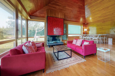 En pleno valle de Ulzama, entre Guerendiain y Eltso, a un paso del Club de Golf Ulzama y próximo al bosque de Orgi, encontramos esta casa, recién reformada, con parcela con instalación para piscina y un frontón único.

En la planta baja, el hall que nos adentra en un majestuoso salón-comedor con chimenea, madera laminada en suelos, paredes y techos, la cocina con despensa, lavandería y un aseo. En la zona de noche, dos habitaciones en suite con baño respectivamente y una de ellas con vestidor y otras dos habitaciones con un baño. 

En la primera planta, amplio salón-comedor con dos terrazas con vistas panorámicas  y chimenea.

Más información en info@dninmo.com