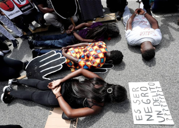 Unas mil personas se han concentrado este sábado en el barrio de la Rochapea de Pamplona para denunciar el asesinato el pasado 25 de mayo de George Floyd en Minneapolis y lamentar el "racismo estructural e institucional"