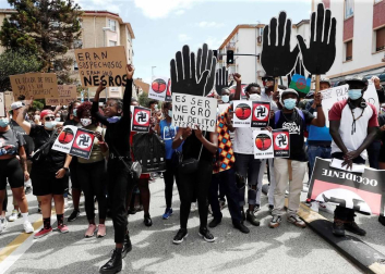 Unas mil personas se han concentrado este sábado en el barrio de la Rochapea de Pamplona para denunciar el asesinato el pasado 25 de mayo de George Floyd en Minneapolis y lamentar el "racismo estructural e institucional"