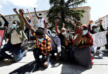 Unas mil personas se han concentrado este sábado en el barrio de la Rochapea de Pamplona para denunciar el asesinato el pasado 25 de mayo de George Floyd en Minneapolis y lamentar el "racismo estructural e institucional"