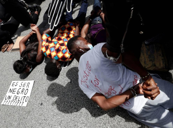 Unas mil personas se han concentrado este sábado en el barrio de la Rochapea de Pamplona para denunciar el asesinato el pasado 25 de mayo de George Floyd en Minneapolis y lamentar el "racismo estructural e institucional"