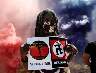 Unas mil personas se han concentrado este sábado en el barrio de la Rochapea de Pamplona para denunciar el asesinato el pasado 25 de mayo de George Floyd en Minneapolis y lamentar el "racismo estructural e institucional"