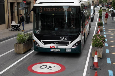 El Ayuntamiento de Pamplona reduce a un carril la calle de la ciudad con la colocación de jardineras en el tramo que cubre desde Labrit hasta la Avenida de la Baja Navarra.