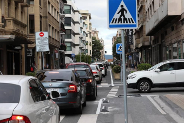 El Ayuntamiento de Pamplona reduce a un carril la calle de la ciudad con la colocación de jardineras en el tramo que cubre desde Labrit hasta la Avenida de la Baja Navarra.