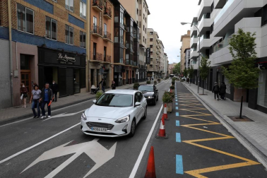 El Ayuntamiento de Pamplona reduce a un carril la calle de la ciudad con la colocación de jardineras en el tramo que cubre desde Labrit hasta la Avenida de la Baja Navarra.