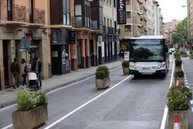 El Ayuntamiento de Pamplona reduce a un carril la calle de la ciudad con la colocación de jardineras en el tramo que cubre desde Labrit hasta la Avenida de la Baja Navarra.