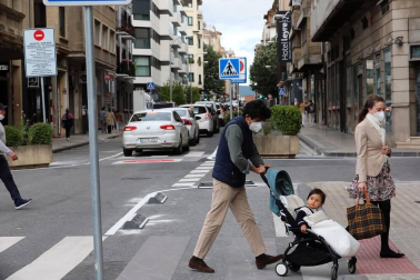 El Ayuntamiento de Pamplona reduce a un carril la calle de la ciudad con la colocación de jardineras en el tramo que cubre desde Labrit hasta la Avenida de la Baja Navarra.
