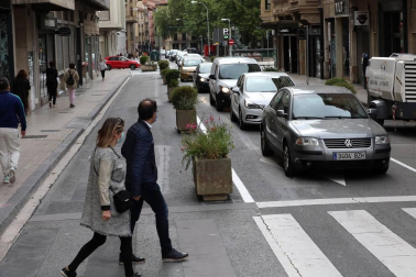 El Ayuntamiento de Pamplona reduce a un carril la calle de la ciudad con la colocación de jardineras en el tramo que cubre desde Labrit hasta la Avenida de la Baja Navarra.