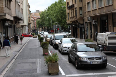 El Ayuntamiento de Pamplona reduce a un carril la calle de la ciudad con la colocación de jardineras en el tramo que cubre desde Labrit hasta la Avenida de la Baja Navarra.