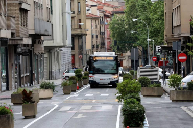 El Ayuntamiento de Pamplona reduce a un carril la calle de la ciudad con la colocación de jardineras en el tramo que cubre desde Labrit hasta la Avenida de la Baja Navarra.