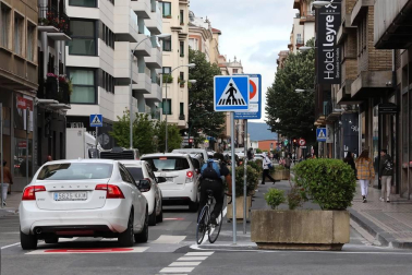 El Ayuntamiento de Pamplona reduce a un carril la calle de la ciudad con la colocación de jardineras en el tramo que cubre desde Labrit hasta la Avenida de la Baja Navarra.