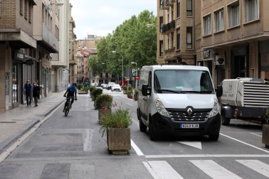 El Ayuntamiento de Pamplona reduce a un carril la calle de la ciudad con la colocación de jardineras en el tramo que cubre desde Labrit hasta la Avenida de la Baja Navarra.