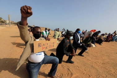 El jugador de fútbol americano Colin Kaepernick fue el pionero, en 2016, al arrodillarse durante la interpretación del himno estadounidense antes de los partidos.