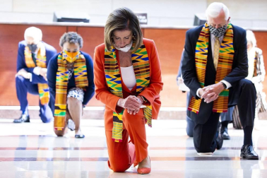 El jugador de fútbol americano Colin Kaepernick fue el pionero, en 2016, al arrodillarse durante la interpretación del himno estadounidense antes de los partidos.