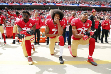 El jugador de fútbol americano Colin Kaepernick fue el pionero, en 2016, al arrodillarse durante la interpretación del himno estadounidense antes de los partidos.
