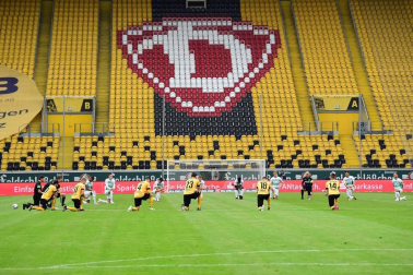 El jugador de fútbol americano Colin Kaepernick fue el pionero, en 2016, al arrodillarse durante la interpretación del himno estadounidense antes de los partidos.