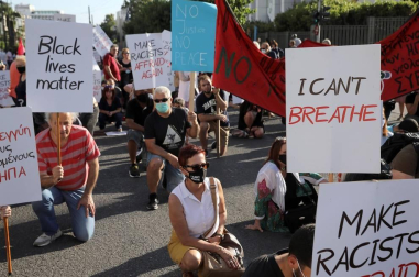 El jugador de fútbol americano Colin Kaepernick fue el pionero, en 2016, al arrodillarse durante la interpretación del himno estadounidense antes de los partidos.