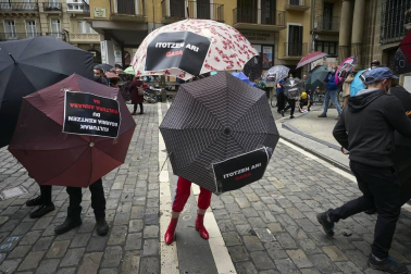 Profesionales del sector cultural se han reunido en la plaza del Ayuntamiento de Pamplona para reivindicar que son un bien necesario para la sociedad y pedir soluciones contra la precariedad de un ámbito que está sufriendo especialmente la crisis de la COVID-19.