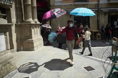 Profesionales del sector cultural se han reunido en la plaza del Ayuntamiento de Pamplona para reivindicar que son un bien necesario para la sociedad y pedir soluciones contra la precariedad de un ámbito que está sufriendo especialmente la crisis de la COVID-19.