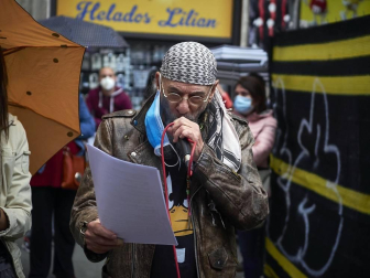 Profesionales del sector cultural se han reunido en la plaza del Ayuntamiento de Pamplona para reivindicar que son un bien necesario para la sociedad y pedir soluciones contra la precariedad de un ámbito que está sufriendo especialmente la crisis de la COVID-19.