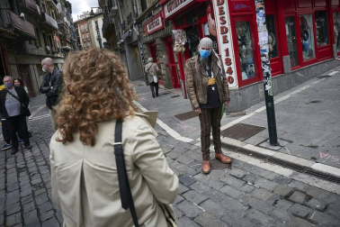 Profesionales del sector cultural se han reunido en la plaza del Ayuntamiento de Pamplona para reivindicar que son un bien necesario para la sociedad y pedir soluciones contra la precariedad de un ámbito que está sufriendo especialmente la crisis de la COVID-19.