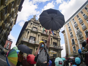 Profesionales del sector cultural se han reunido en la plaza del Ayuntamiento de Pamplona para reivindicar que son un bien necesario para la sociedad y pedir soluciones contra la precariedad de un ámbito que está sufriendo especialmente la crisis de la COVID-19.