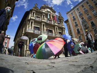 Profesionales del sector cultural se han reunido en la plaza del Ayuntamiento de Pamplona para reivindicar que son un bien necesario para la sociedad y pedir soluciones contra la precariedad de un ámbito que está sufriendo especialmente la crisis de la COVID-19.