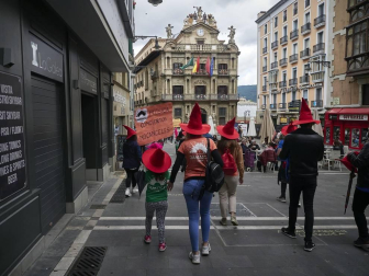Profesionales del sector cultural se han reunido en la plaza del Ayuntamiento de Pamplona para reivindicar que son un bien necesario para la sociedad y pedir soluciones contra la precariedad de un ámbito que está sufriendo especialmente la crisis de la COVID-19.