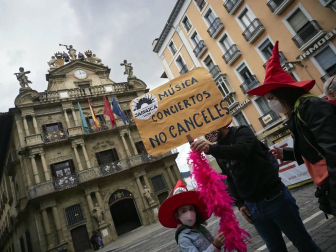 Profesionales del sector cultural se han reunido en la plaza del Ayuntamiento de Pamplona para reivindicar que son un bien necesario para la sociedad y pedir soluciones contra la precariedad de un ámbito que está sufriendo especialmente la crisis de la COVID-19.