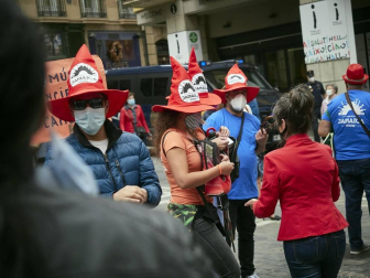 Profesionales del sector cultural se han reunido en la plaza del Ayuntamiento de Pamplona para reivindicar que son un bien necesario para la sociedad y pedir soluciones contra la precariedad de un ámbito que está sufriendo especialmente la crisis de la COVID-19.