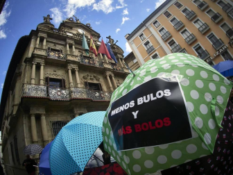 Profesionales del sector cultural se han reunido en la plaza del Ayuntamiento de Pamplona para reivindicar que son un bien necesario para la sociedad y pedir soluciones contra la precariedad de un ámbito que está sufriendo especialmente la crisis de la COVID-19.