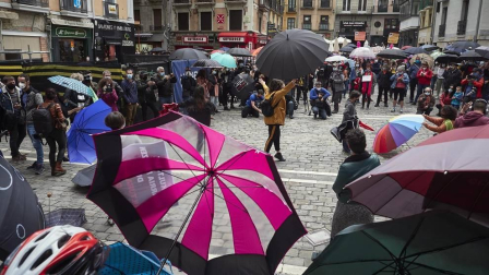 Profesionales del sector cultural se han reunido en la plaza del Ayuntamiento de Pamplona para reivindicar que son un bien necesario para la sociedad y pedir soluciones contra la precariedad de un ámbito que está sufriendo especialmente la crisis de la COVID-19.