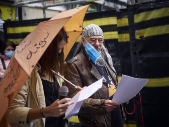 Profesionales del sector cultural se han reunido en la plaza del Ayuntamiento de Pamplona para reivindicar que son un bien necesario para la sociedad y pedir soluciones contra la precariedad de un ámbito que está sufriendo especialmente la crisis de la COVID-19.
