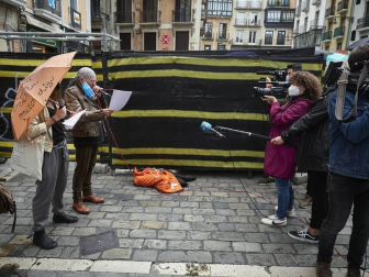Profesionales del sector cultural se han reunido en la plaza del Ayuntamiento de Pamplona para reivindicar que son un bien necesario para la sociedad y pedir soluciones contra la precariedad de un ámbito que está sufriendo especialmente la crisis de la COVID-19.