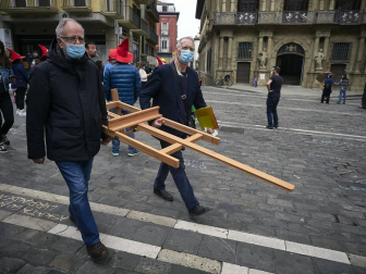 Profesionales del sector cultural se han reunido en la plaza del Ayuntamiento de Pamplona para reivindicar que son un bien necesario para la sociedad y pedir soluciones contra la precariedad de un ámbito que está sufriendo especialmente la crisis de la COVID-19.