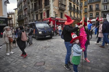 Profesionales del sector cultural se han reunido en la plaza del Ayuntamiento de Pamplona para reivindicar que son un bien necesario para la sociedad y pedir soluciones contra la precariedad de un ámbito que está sufriendo especialmente la crisis de la COVID-19.