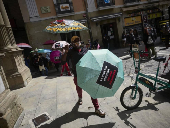 Profesionales del sector cultural se han reunido en la plaza del Ayuntamiento de Pamplona para reivindicar que son un bien necesario para la sociedad y pedir soluciones contra la precariedad de un ámbito que está sufriendo especialmente la crisis de la COVID-19.