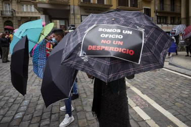 Profesionales del sector cultural se han reunido en la plaza del Ayuntamiento de Pamplona para reivindicar que son un bien necesario para la sociedad y pedir soluciones contra la precariedad de un ámbito que está sufriendo especialmente la crisis de la COVID-19.