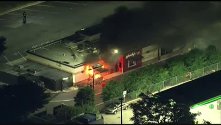 Cientos de manifestantes prenden fuego a un restaurante en Atlanta tras la muerte de Rayshard Brooks