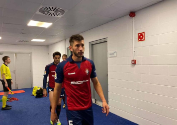 Osasuna saltó al cesped del Reale Arena con una camiseta en la que se lee el lema: #Siempre Con Nosotros #BetiGurekin como homenaje a sus aficionados más veteranos.