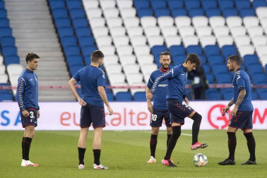 Osasuna saltó al cesped del Reale Arena con una camiseta en la que se lee el lema: #Siempre Con Nosotros #BetiGurekin como homenaje a sus aficionados más veteranos.