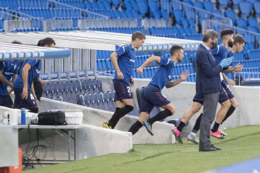Osasuna saltó al cesped del Reale Arena con una camiseta en la que se lee el lema: #Siempre Con Nosotros #BetiGurekin como homenaje a sus aficionados más veteranos.