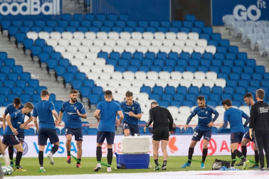 Osasuna saltó al cesped del Reale Arena con una camiseta en la que se lee el lema: #Siempre Con Nosotros #BetiGurekin como homenaje a sus aficionados más veteranos.