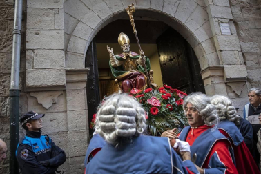 La ciudad de Pamplona celebra este viernes la festividad de su patrón, San Saturnino, con la tradicional procesión y misa en honor al santo y la salida de la comparsa Gigantes y Cabezudos.