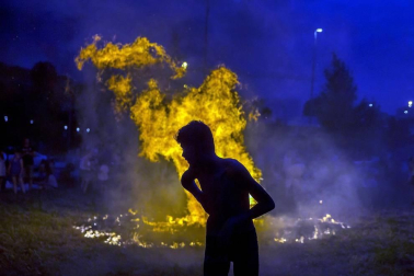 Los navarros celebraron la noche del 23 al 24 de junio, la considerada más corta del año, la tradicional fiesta con las hogueras.