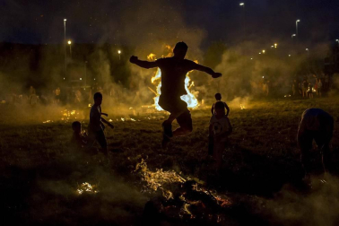 Los navarros celebraron la noche del 23 al 24 de junio, la considerada más corta del año, la tradicional fiesta con las hogueras.